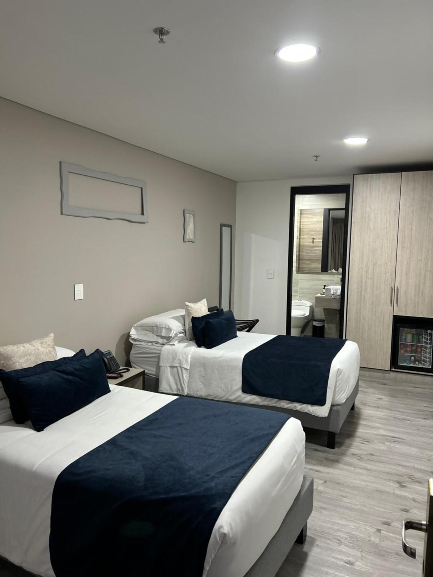 Hotel Wlh Silver Corferias Bogota Bagian luar foto
