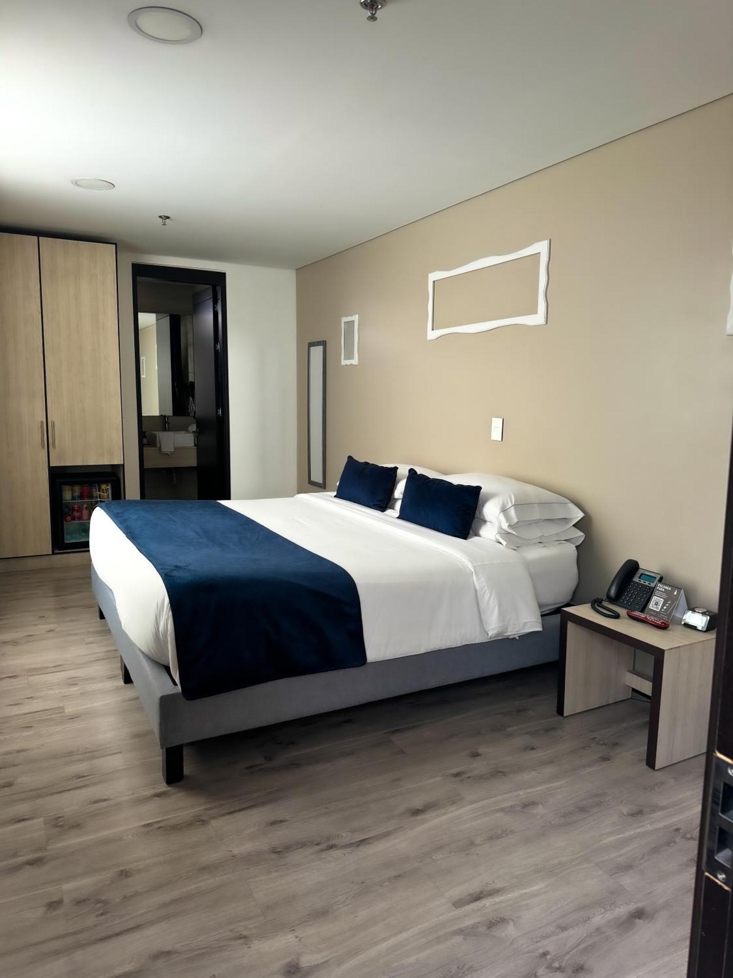 Hotel Wlh Silver Corferias Bogota Bagian luar foto