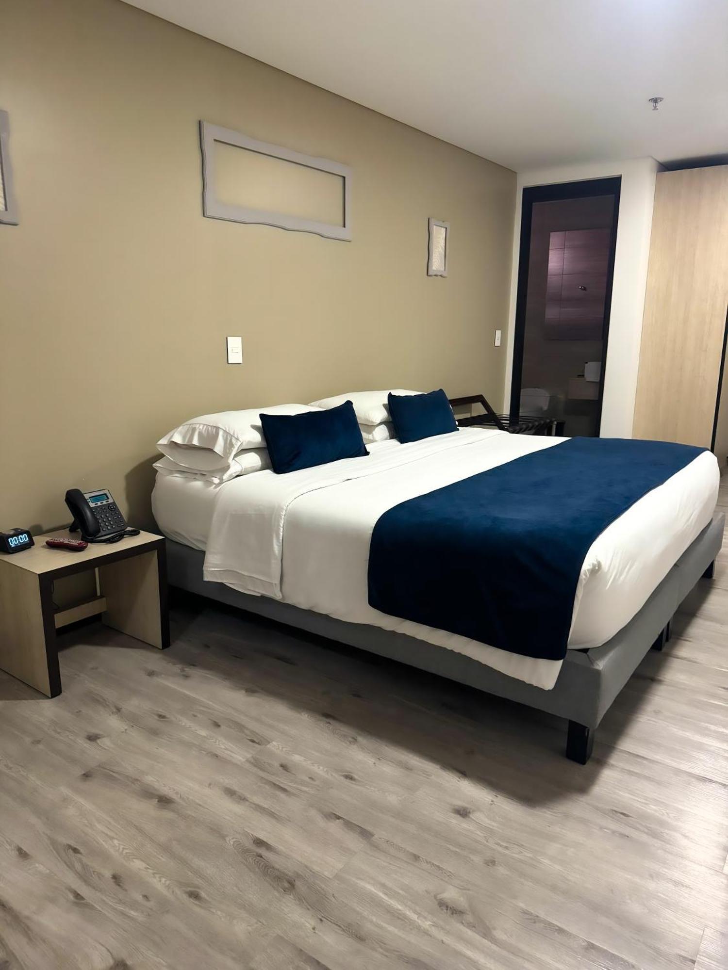 Hotel Wlh Silver Corferias Bogota Bagian luar foto