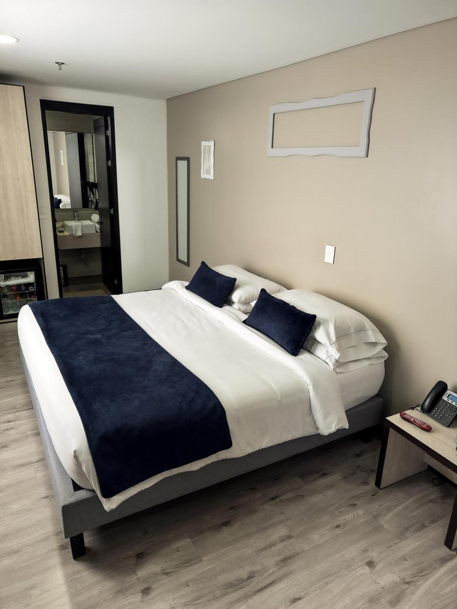 Hotel Wlh Silver Corferias Bogota Bagian luar foto