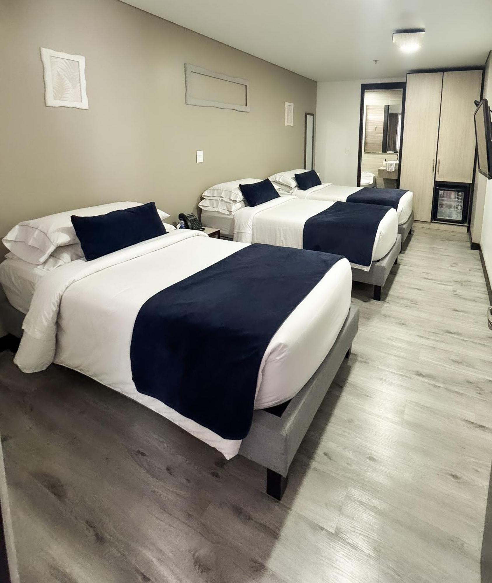Hotel Wlh Silver Corferias Bogota Bagian luar foto