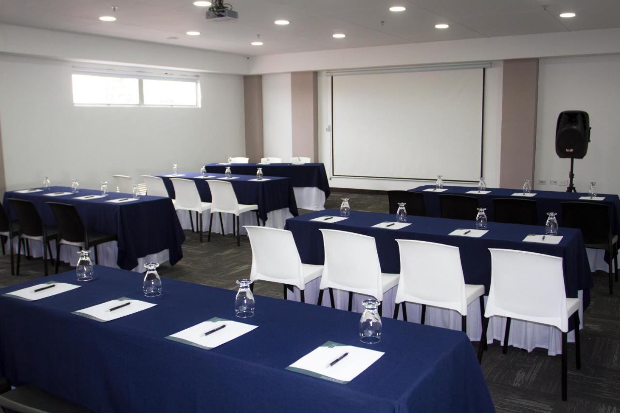 Hotel Wlh Silver Corferias Bogota Bagian luar foto